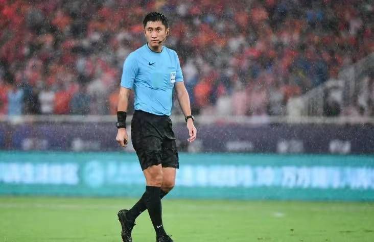 美女露尿口来摸